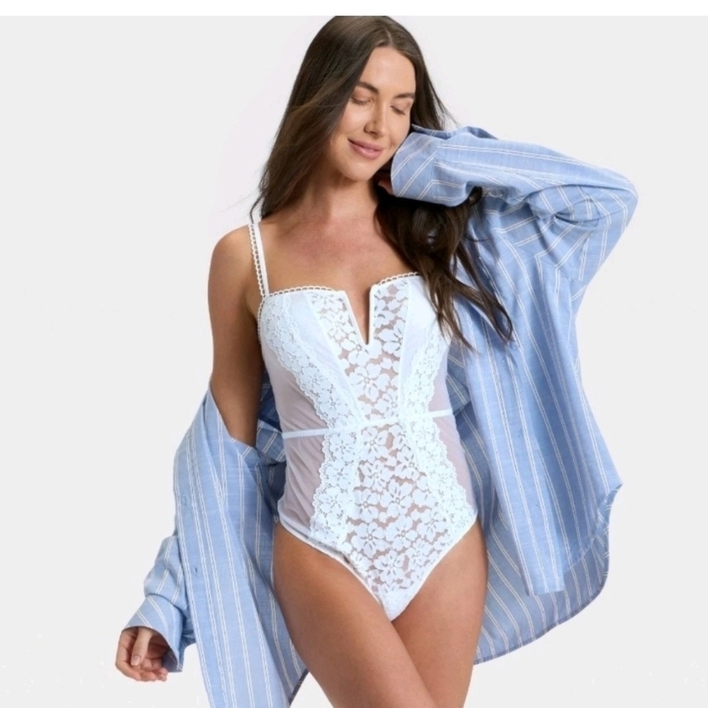 Auden White Ligerie Bodysuit Crochet Lace V-wire Thong Crisscross D1 Size XS